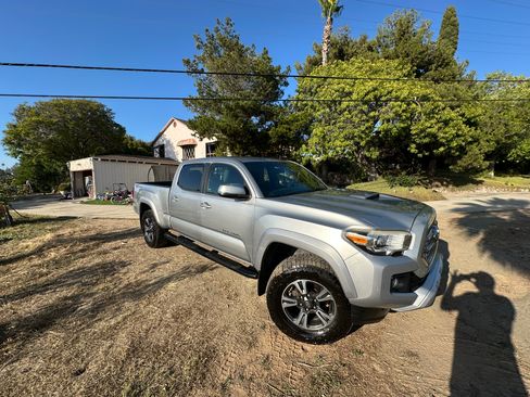 Used 2017 Toyota Tacoma TRD Sport w/ Tow Package RWD image 2