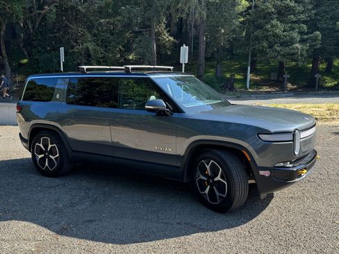 Used 2023 Rivian R1S Adventure image 15