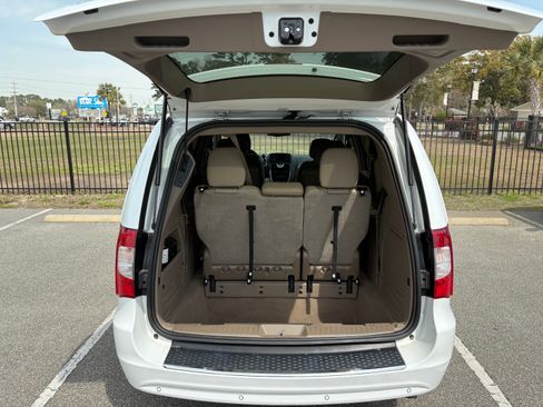 Used 2015 Chrysler Town & Country Touring-L w/ Driver Convenience Group image 21