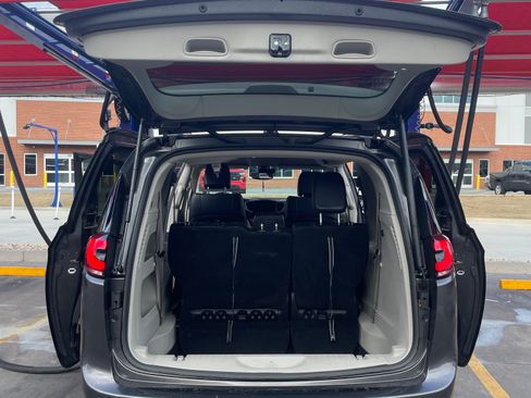 Used 2022 Chrysler Pacifica Touring-L image 4