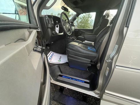 Used 2022 Chevrolet Express 2500 Extended w/ Enhanced Convenience Package image 9