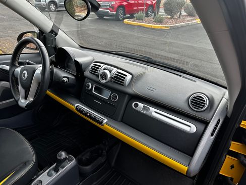 Used 2013 smart fortwo passion image 17