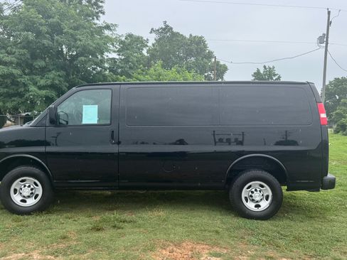 Used 2017 Chevrolet Express 2500 RWD image 2
