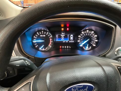 Used 2017 Ford Fusion SE FWD image 9