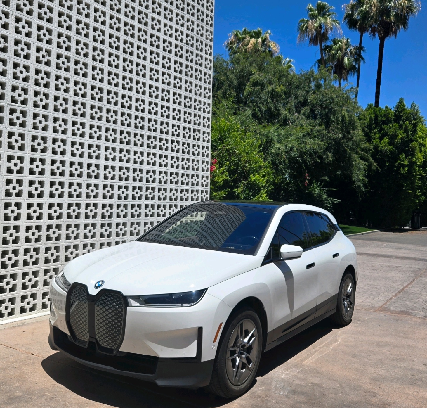 Used 2022 BMW iX xDrive50 w/ Convenience Package AWD/4WD image 9