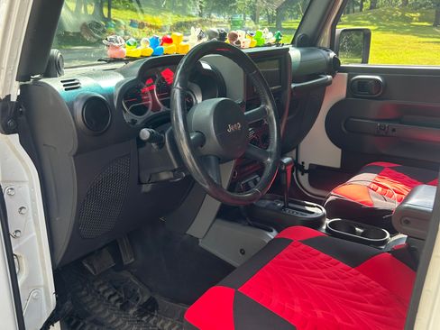 Used 2010 Jeep Wrangler Unlimited Sport AWD/4WD image 11