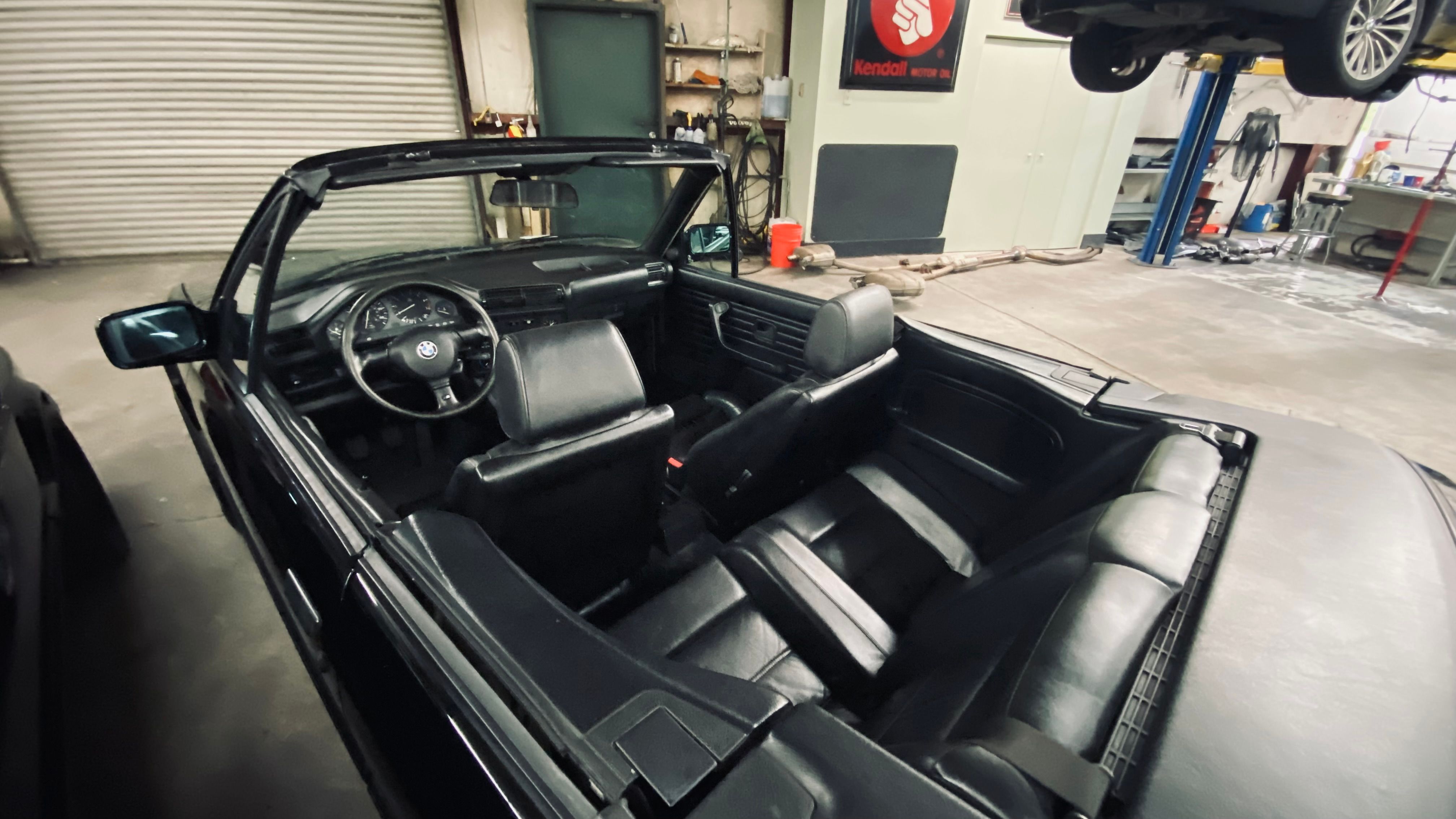 Used 1992 BMW 325i Convertible RWD image 2