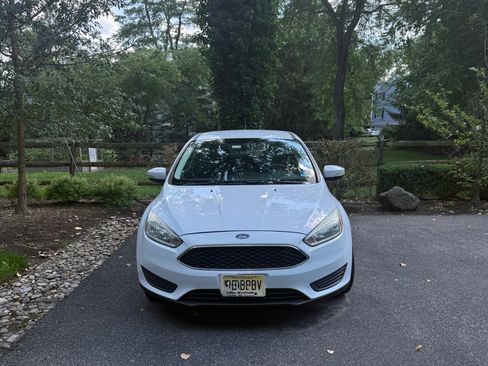 Used 2016 Ford Focus SE FWD image 1