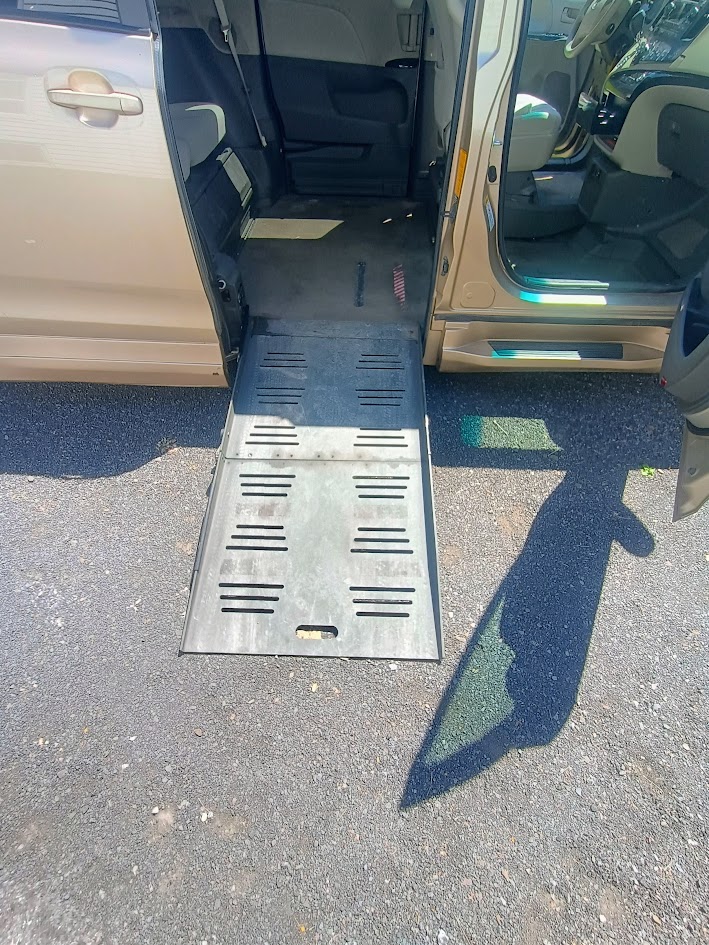 Used 2013 Toyota Sienna LE FWD image 1