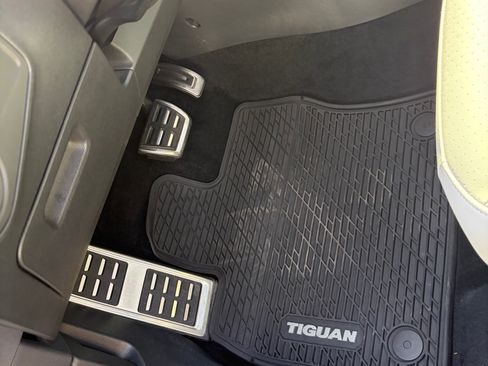 Used 2021 Volkswagen Tiguan SEL AWD/4WD image 28