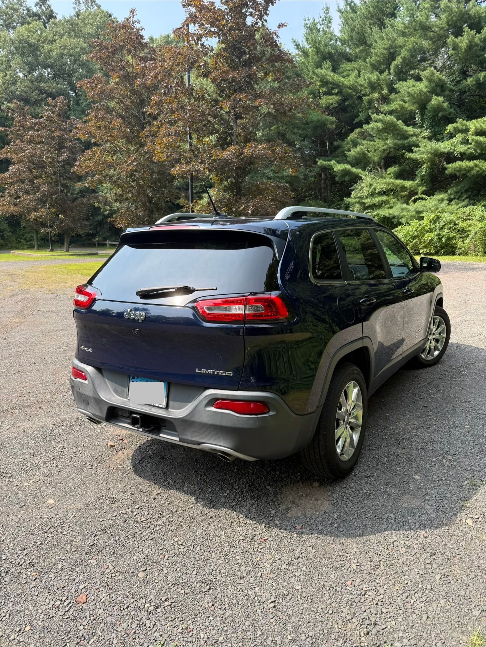 Used 2014 Jeep Cherokee Limited w/ Luxury Group AWD/4WD image 4