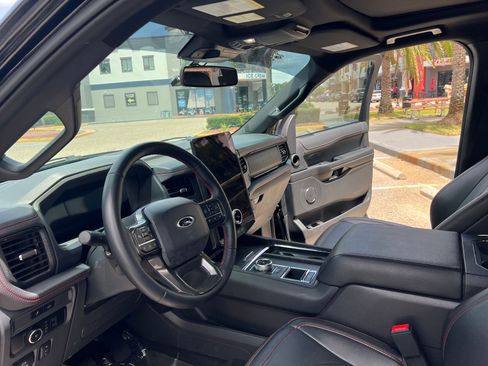 Used 2024 Ford Expedition Limited image 11