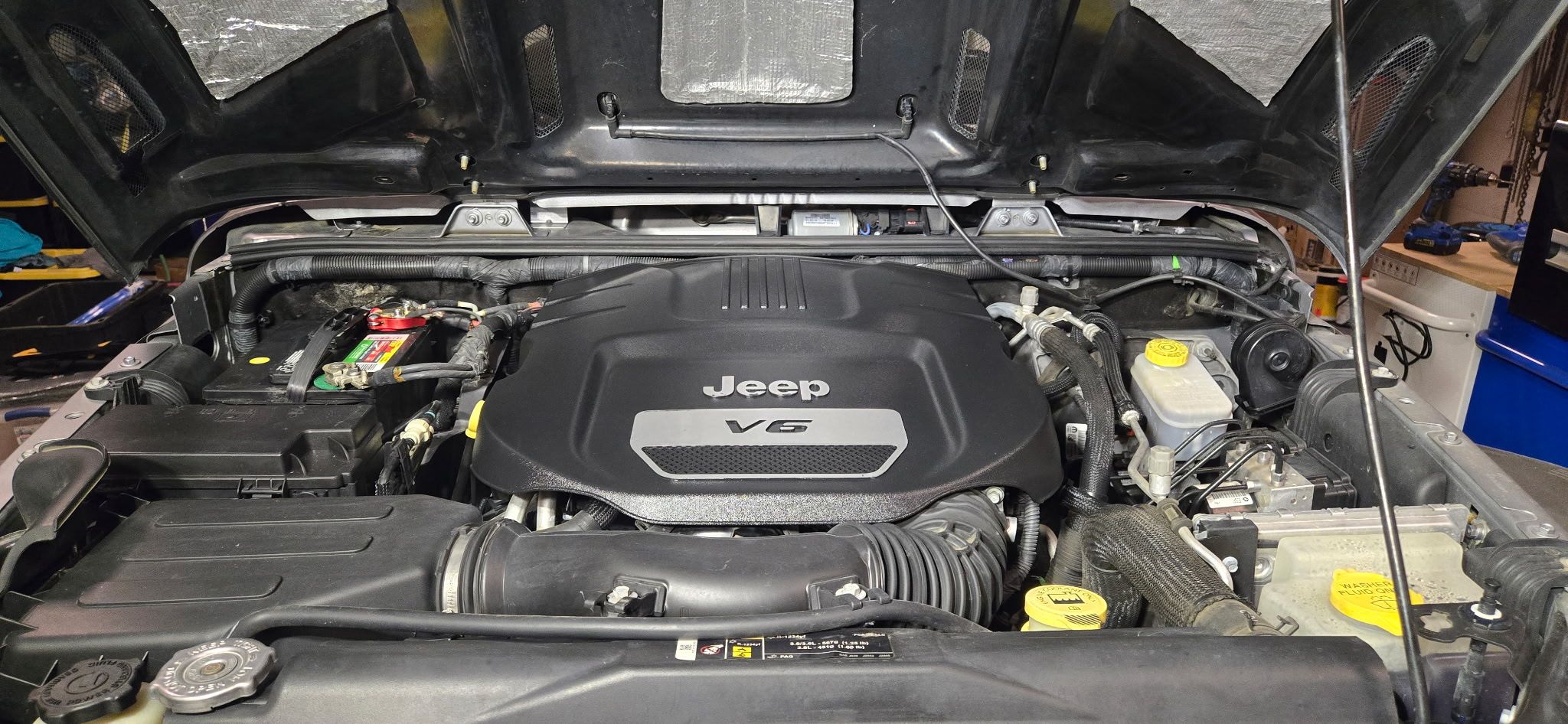 Used 2018 Jeep Wrangler Unlimited Sahara w/ Connectivity Group AWD/4WD image 12