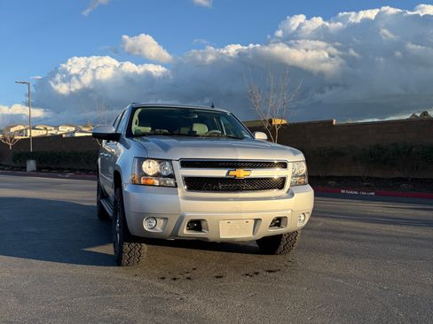 Used 2013 Chevrolet Suburban 2500 LT image 2