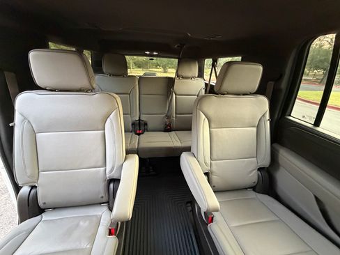 Used 2022 GMC Yukon XL SLT w/ SLT Premium Package RWD image 18