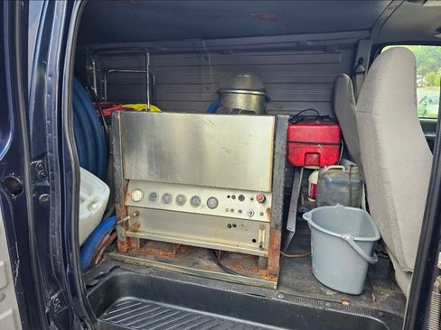 Used 2001 Ford E-150 and Econoline 150 Van image 2