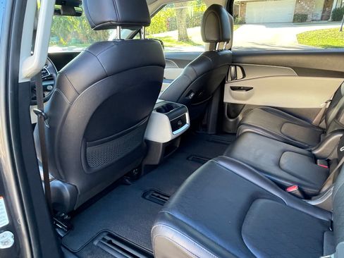 Used 2023 Kia Carnival LX image 24