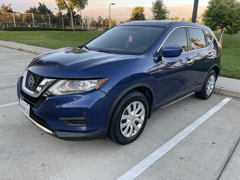 Used 2018 Nissan Rogue S image 4