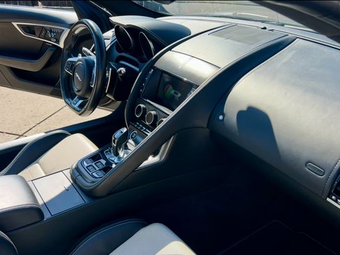 Used 2018 Jaguar F-TYPE R image 12