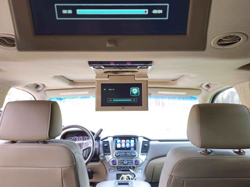 Used 2018 Chevrolet Suburban LT image 17