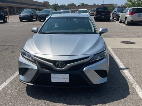 Used 2018 Toyota Camry SE image 4