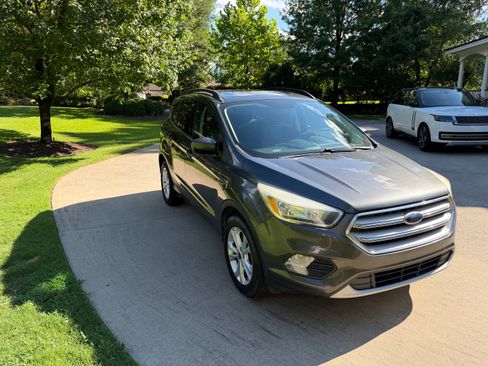 Used 2018 Ford Escape SE FWD image 2