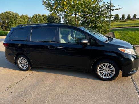 Used 2015 Toyota Sienna XLE w/ XLE Navigation Package FWD image 5
