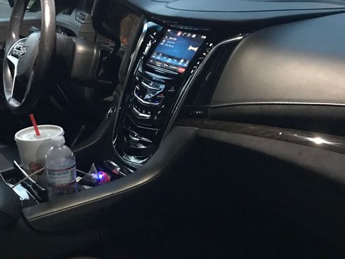 Used 2015 Cadillac Escalade Platinum image 4