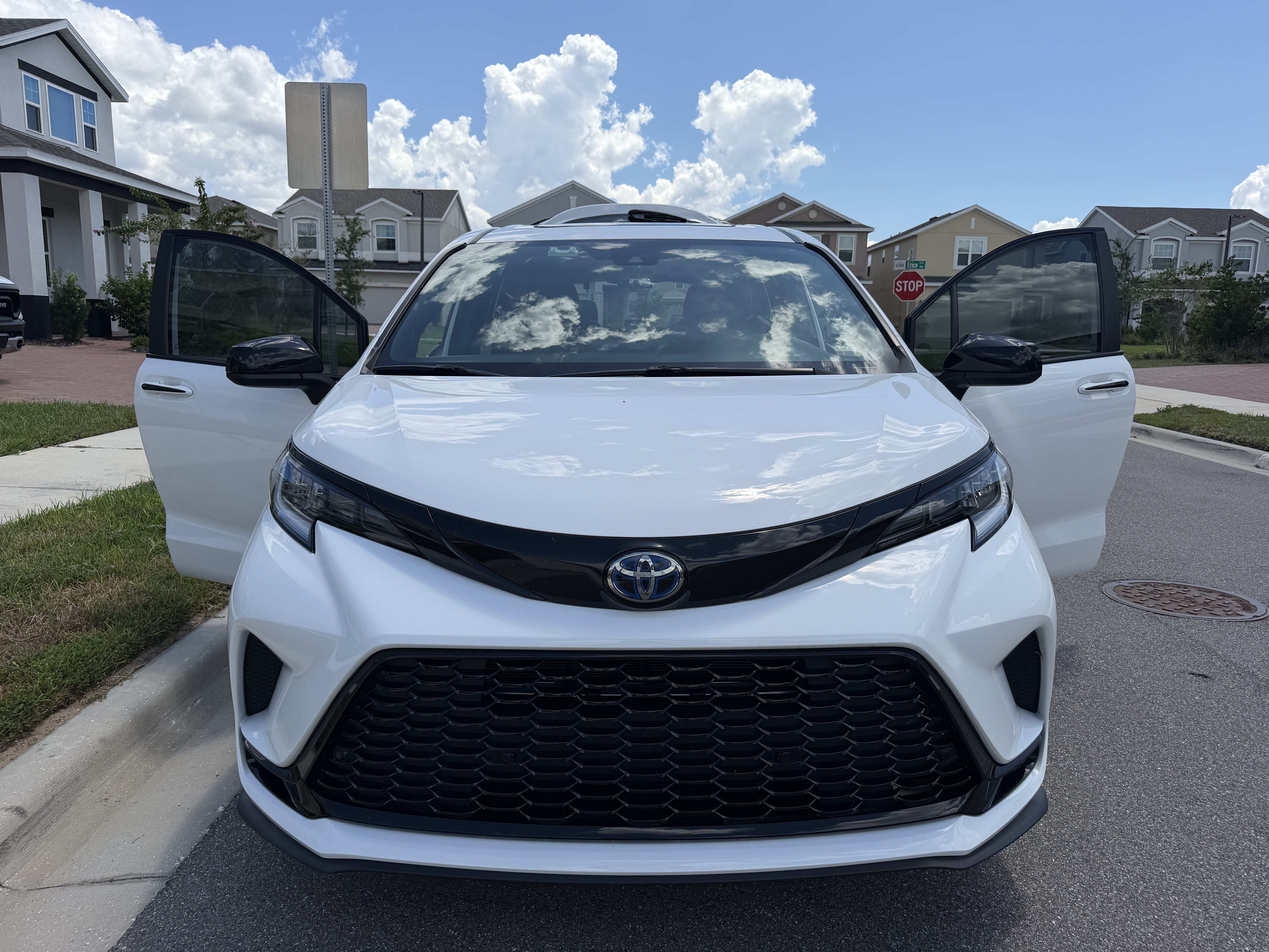 Used 2025 Toyota Sienna XSE w/ XSE Plus Package FWD image 4