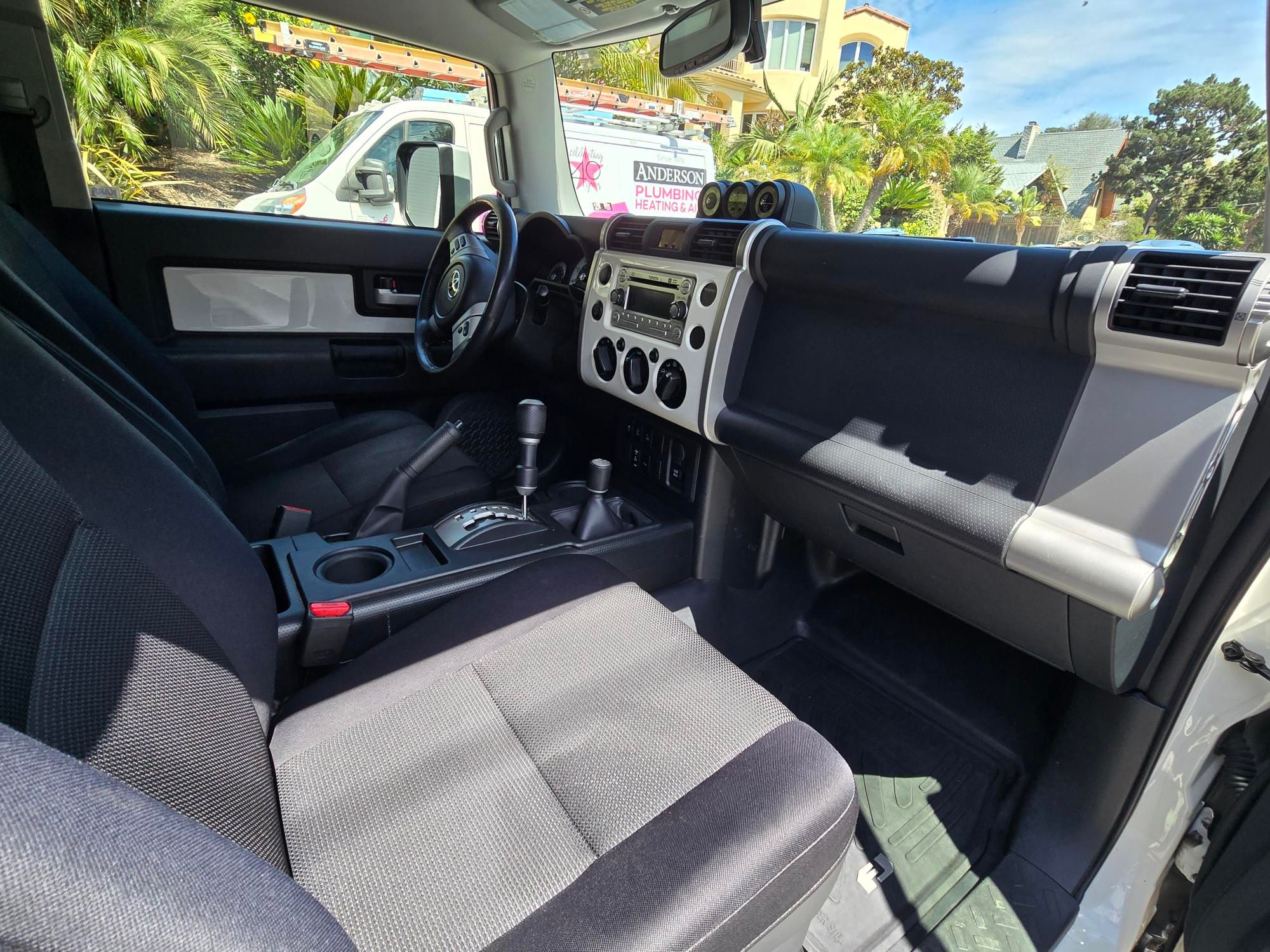 Used 2013 Toyota FJ Cruiser 4WD w/ Upgrade Pkg image 2