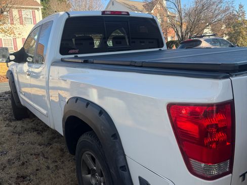 Used 2005 Nissan Titan SE image 2
