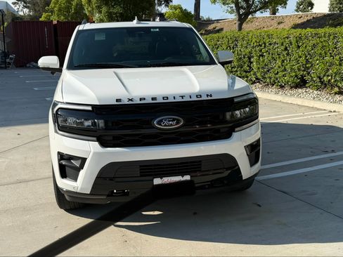 Used 2022 Ford Expedition Limited image 2