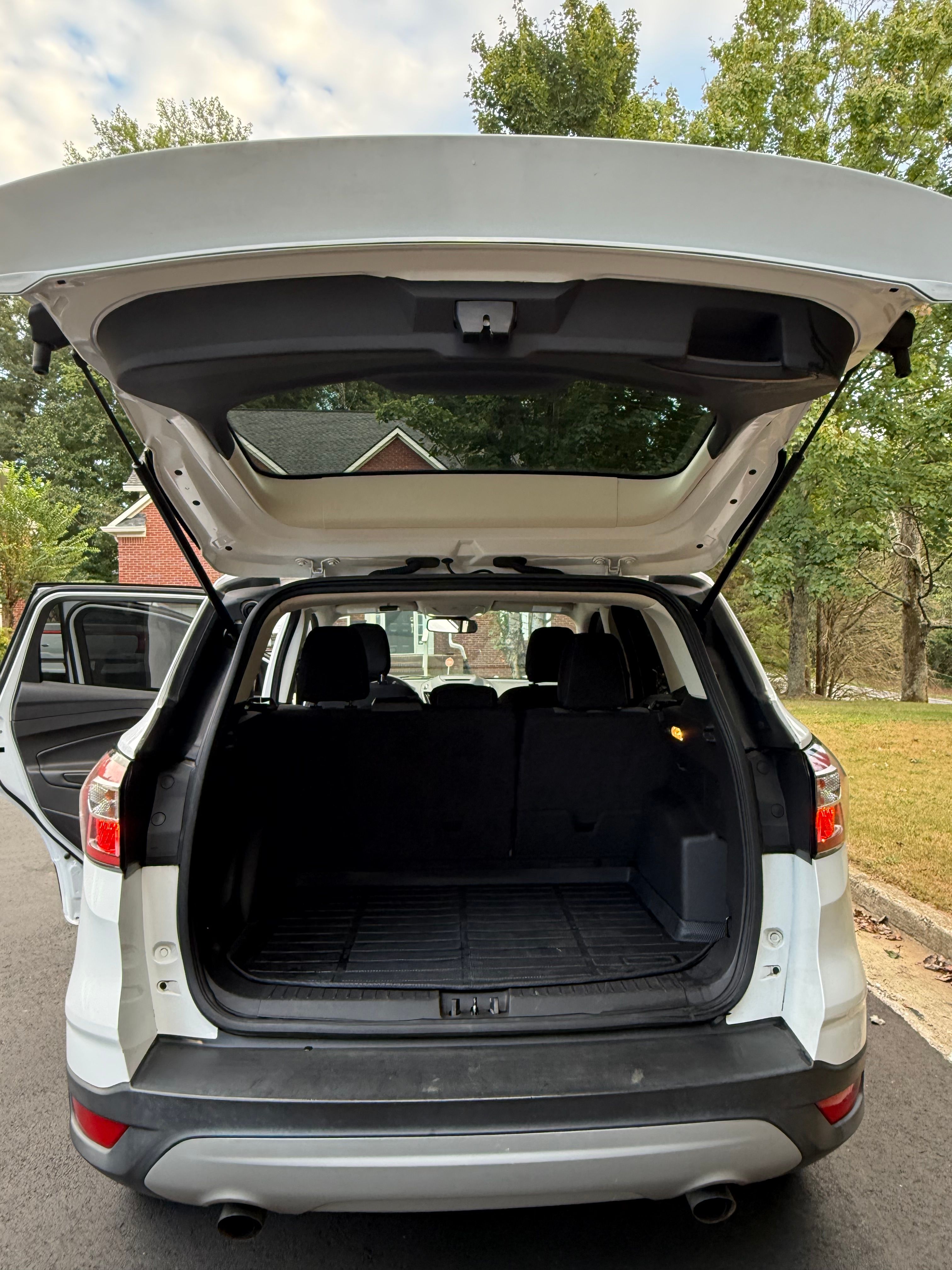 Used 2018 Ford Escape SE w/ Ford Safe & Smart Package FWD image 13