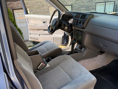 Used 2000 Nissan Frontier XE RWD image 5
