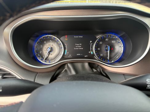 Used 2019 Chrysler Pacifica Touring-L Plus image 8