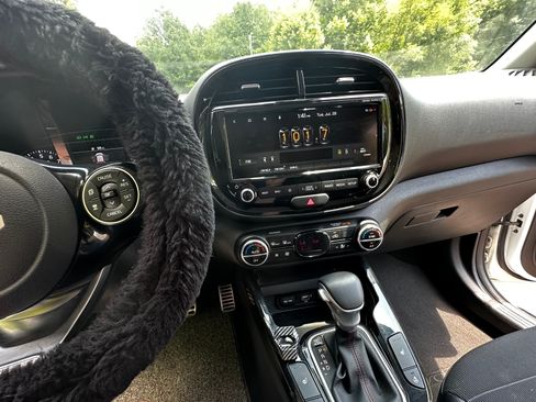 Used 2022 Kia Soul Turbo FWD image 11