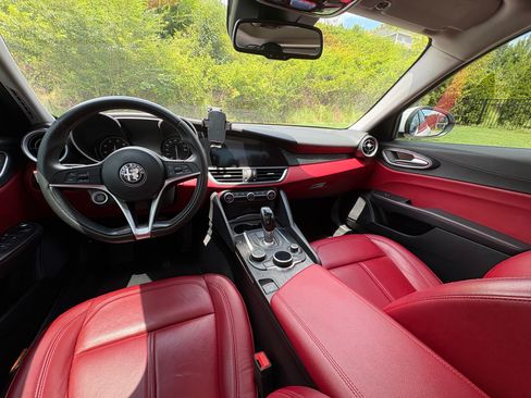 Used 2019 Alfa Romeo Giulia w/ Quick Order Package 22K Sport RWD image 17