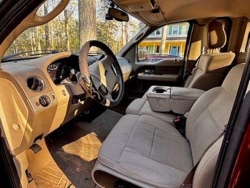 Used 2005 Ford F150 XLT image 2