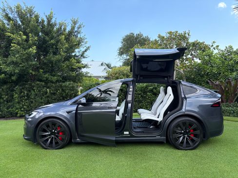 Used 2023 Tesla Model X Plaid image 9