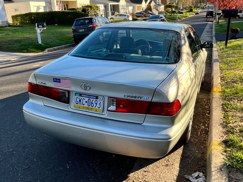 Used 2001 Toyota Camry LE image 2