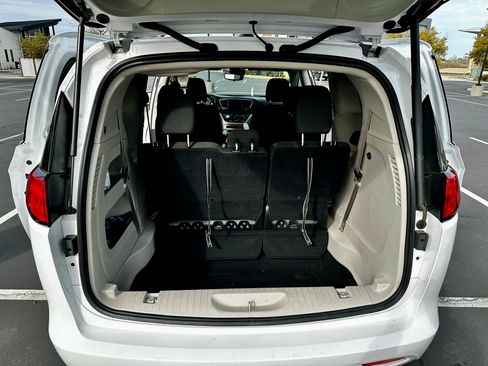 Used 2024 Chrysler Voyager LX image 9