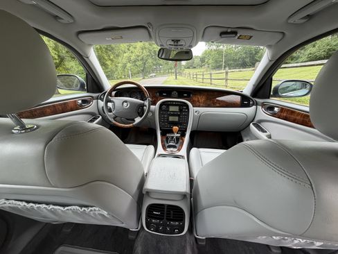 Used 2005 Jaguar XJ8 RWD image 4