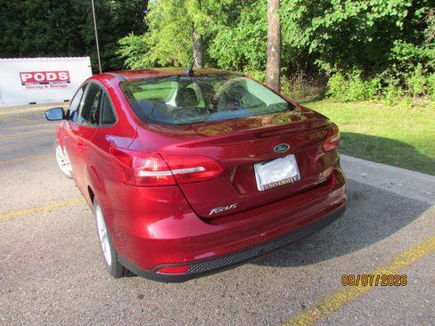 Used 2015 Ford Focus SE FWD image 2