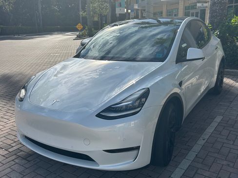Used 2022 Tesla Model Y Long Range image 4