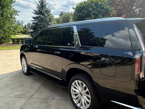 Used 2024 Cadillac Escalade ESV Luxury AWD/4WD image 2