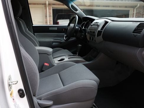 Used 2010 Toyota Tacoma PreRunner image 11