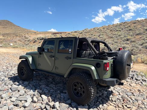 Used 2011 Jeep Wrangler Unlimited Sahara w/ Connectivity Group AWD/4WD image 12