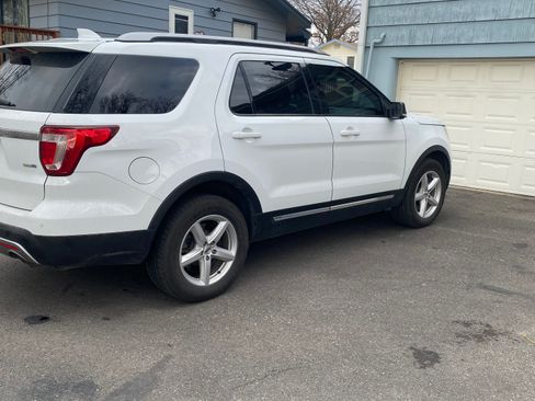 Used 2016 Ford Explorer XLT image 2