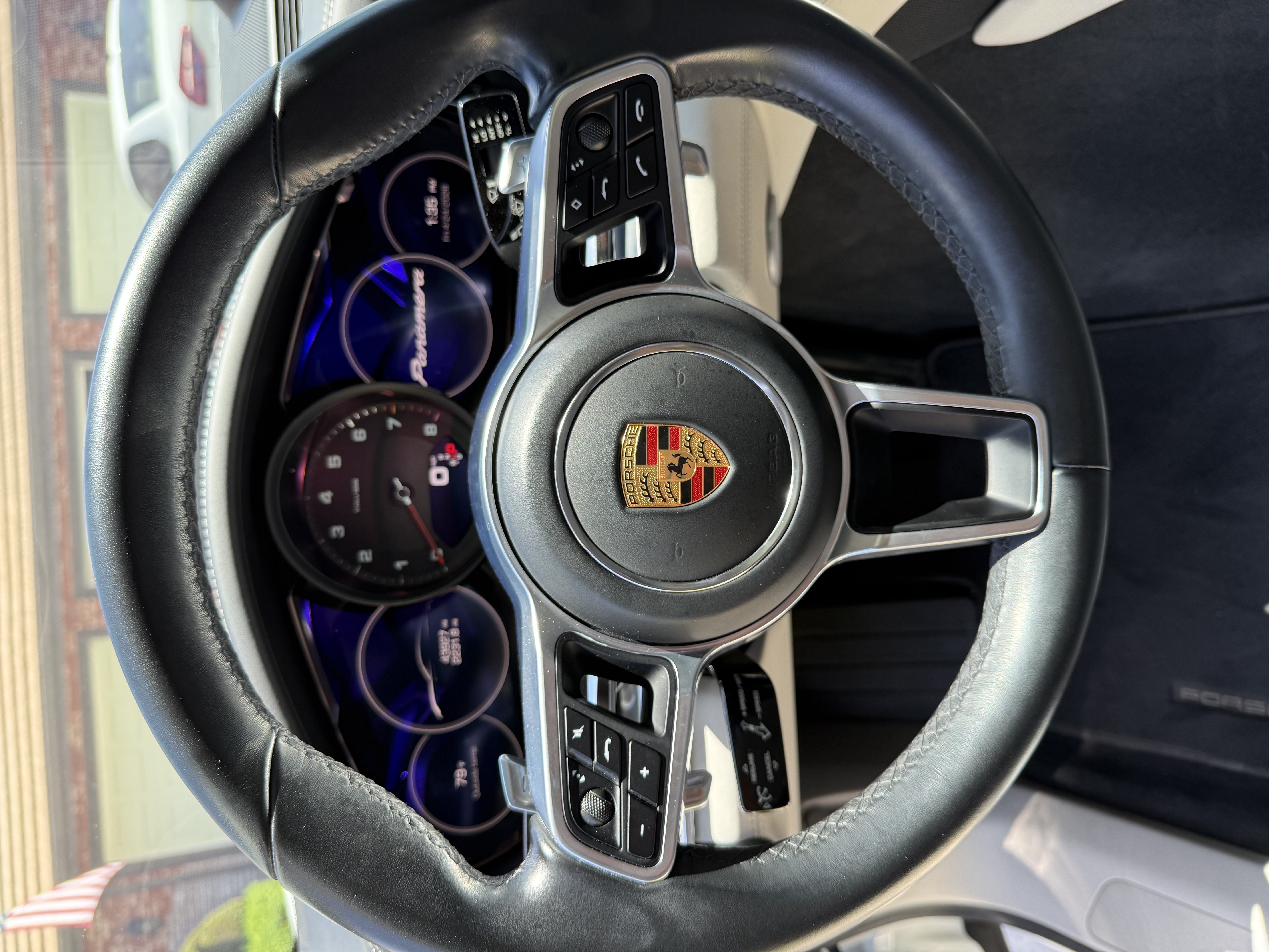 Used 2020 Porsche Panamera RWD image 8