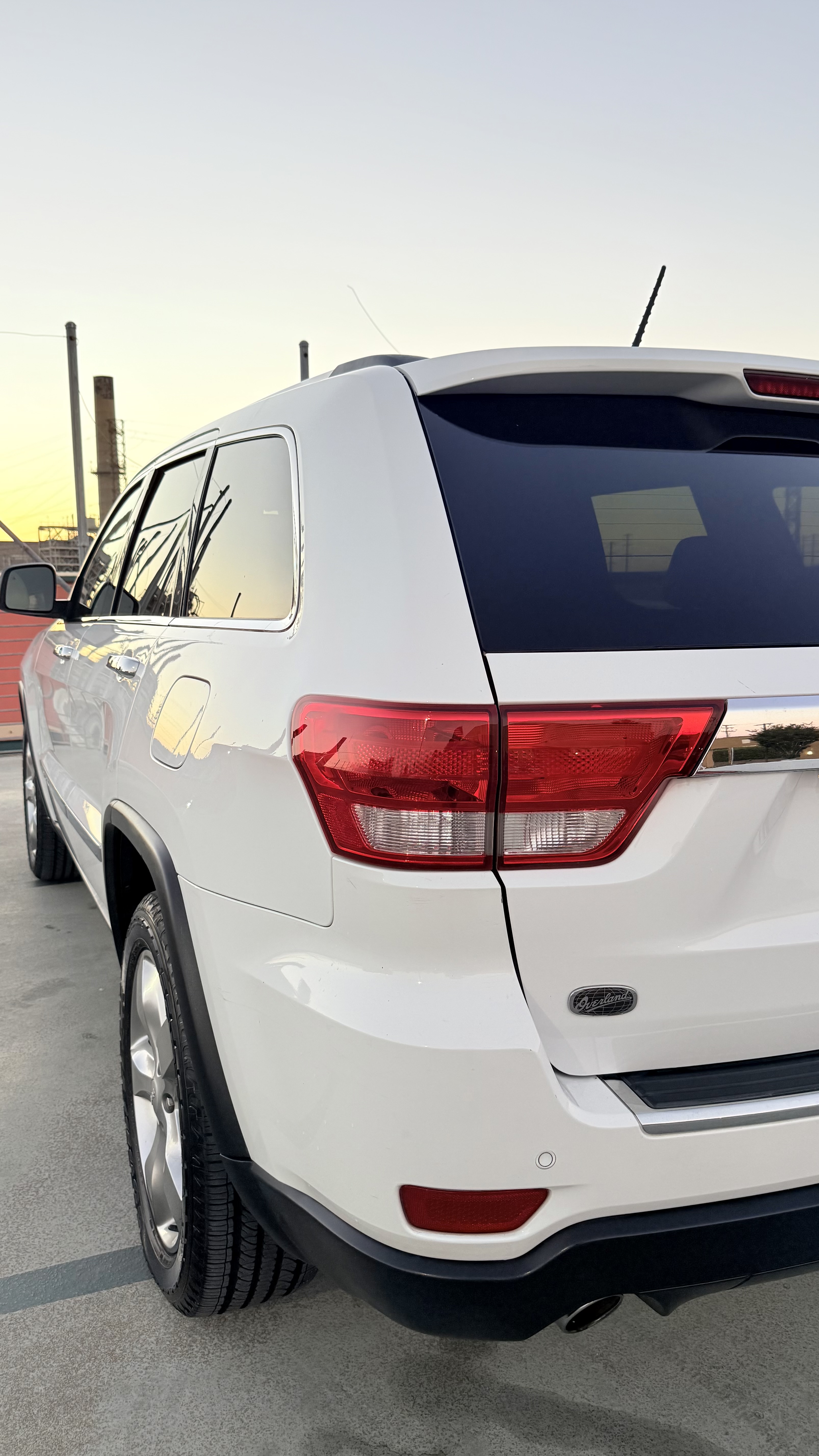 Used 2013 Jeep Grand Cherokee Overland w/ Advance Technology Group RWD image 17
